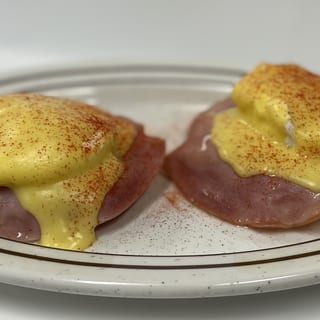 EGGS BENEDICT W/ HAM